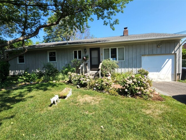 7 Riverhead Rd in Sound Beach, NY - Building Photo - Building Photo