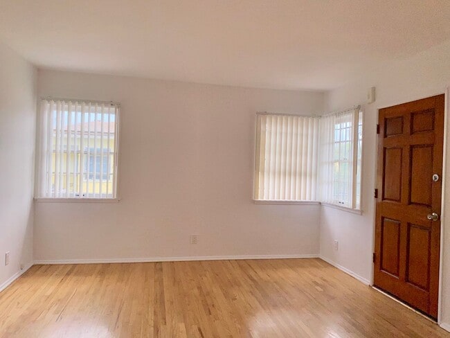 360 Rennie Ave in Los Angeles, CA - Building Photo - Building Photo