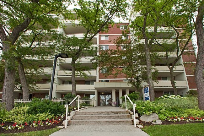 Lord Simcoe Apartments | Niagara Falls, ON Apartments