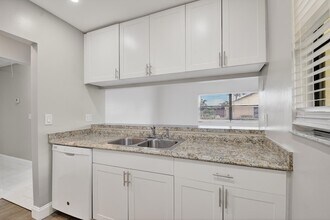 484 Springdale Cir in Palm Springs, FL - Building Photo - Building Photo