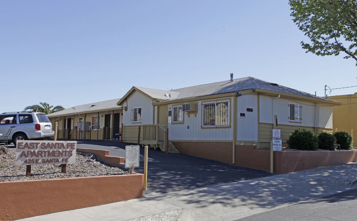 East Santa Fe Apartments in Pittsburg, CA - Foto de edificio