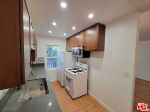 1309 N Poinsettia Pl in Los Angeles, CA - Building Photo - Building Photo