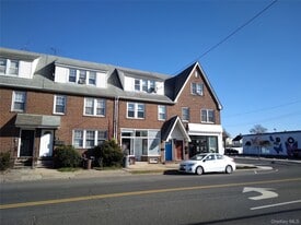 666 Willis Ave in Williston Park, NY - Building Photo