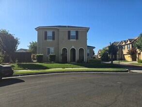 17302 Walnut Burl Ln in Lathrop, CA - Building Photo - Building Photo