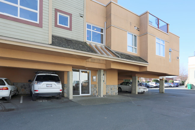 Meadowlands in Central Saanich, BC - Building Photo - Building Photo