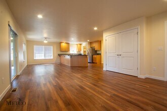 2683 Jeppesen Acres Rd in Eugene, OR - Foto de edificio - Building Photo