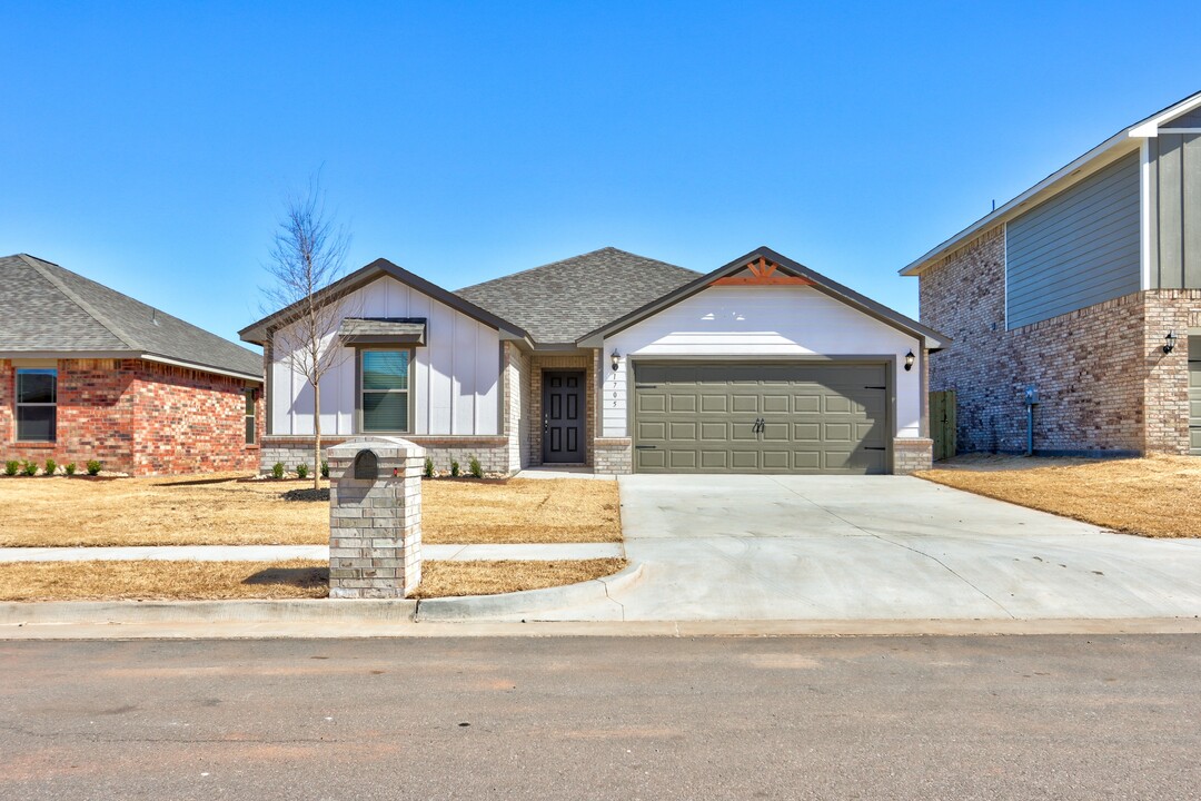 1705 Crimson Lake Blvd in El Reno, OK - Building Photo