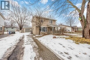 111 Bedford Crescent in Sarnia, ON - Building Photo