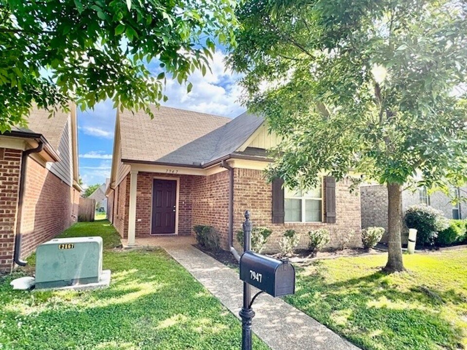 7947 Jadewood Cove in Memphis, TN - Building Photo