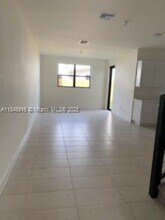 8109 NW 105th Ave in Doral, FL - Foto de edificio - Building Photo