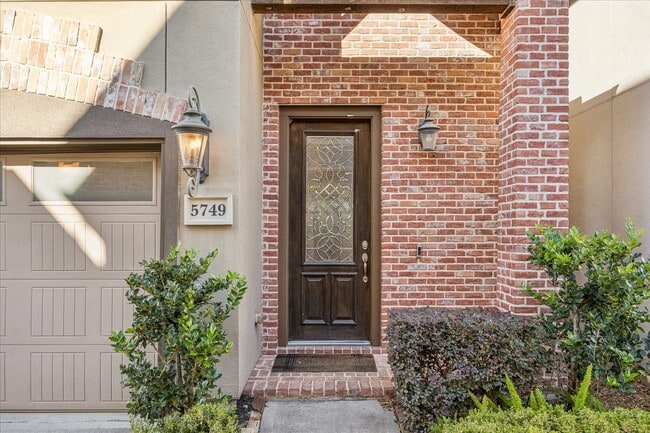 5749 Larkin St in Houston, TX - Foto de edificio - Building Photo