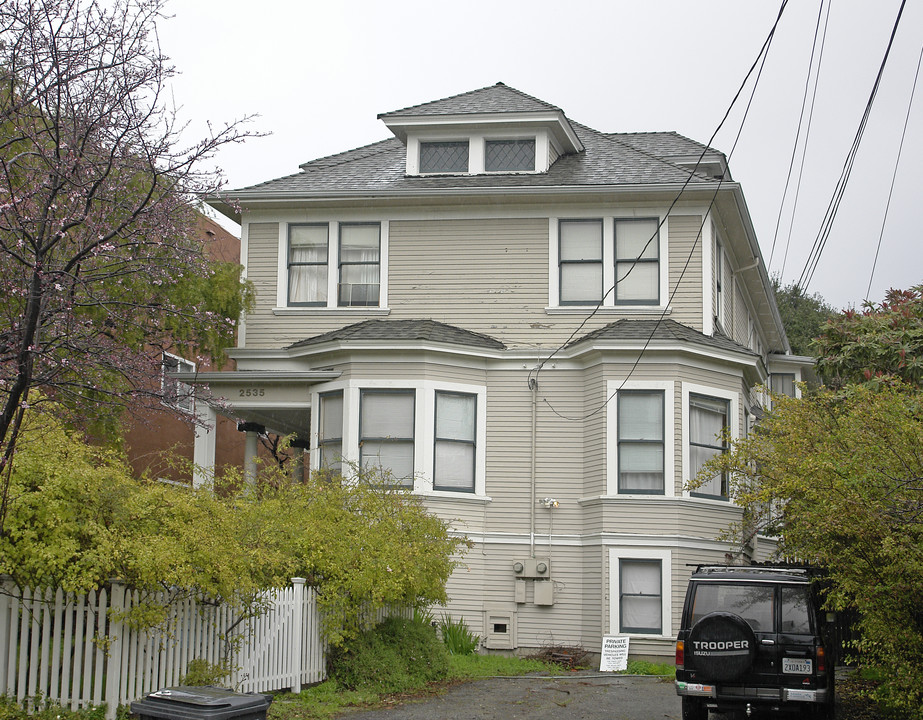 2535 Hillegass Ave in Berkeley, CA - Foto de edificio