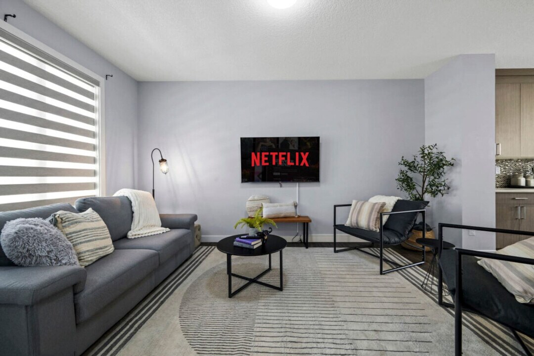 10749-10792 92 St NW in Edmonton, AB - Building Photo