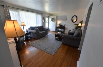 1709 Cornell Rd in Camp Hill, PA - Foto de edificio - Building Photo