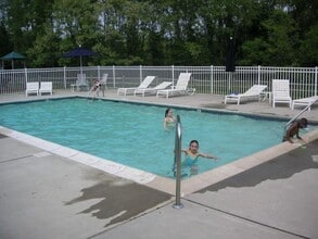 102 Larson Dr in Danbury, CT - Building Photo - Building Photo