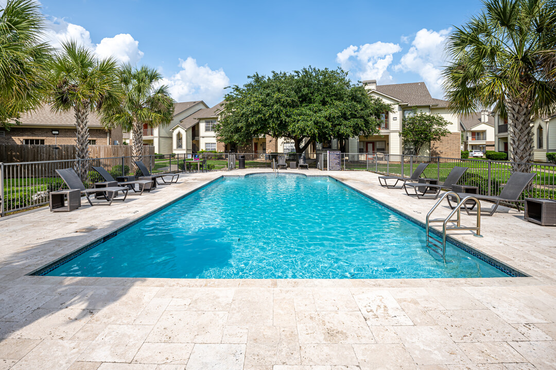 Crescent at Country Club in Lake Charles, LA - Building Photo