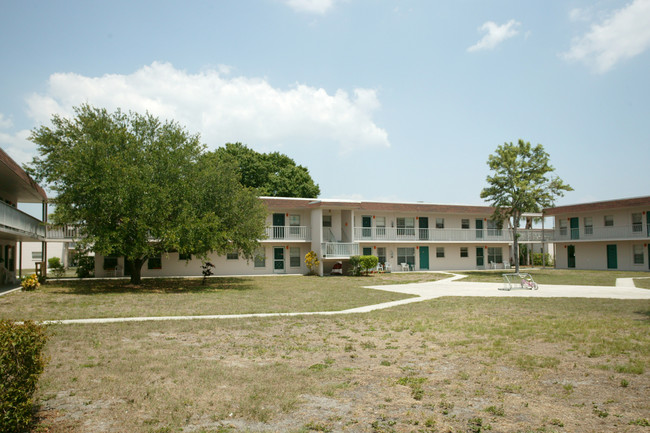 Brookside Square Apartments in St. Petersburg, FL - Building Photo - Building Photo