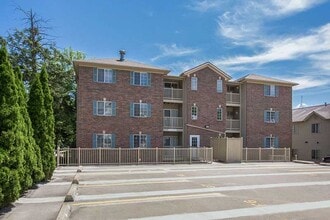 427 N Dubuque St, Unit 1 in Iowa City, IA - Foto de edificio - Building Photo