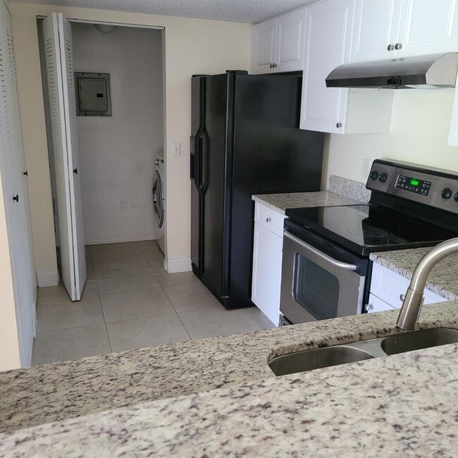 5041 Wiles Rd in Coconut Creek, FL - Building Photo - Building Photo