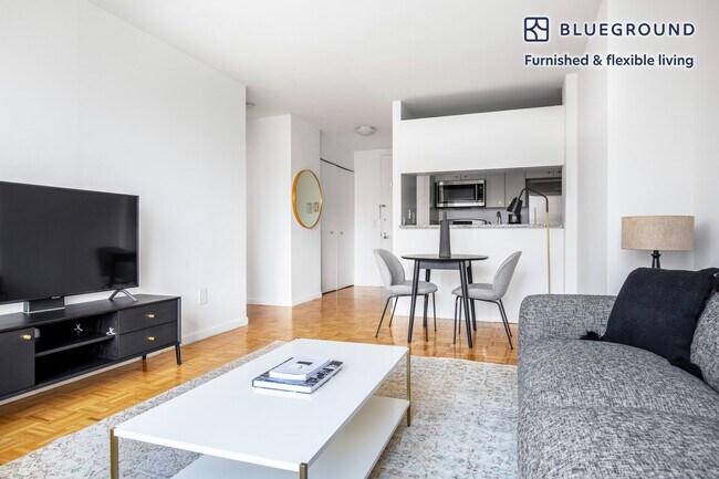400 Chambers St in New York, NY - Building Photo - Building Photo