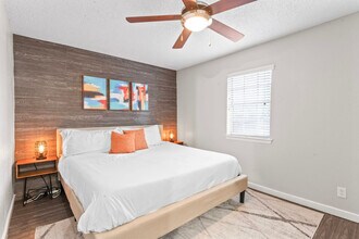 2215 Town Lake Cir in Austin, TX - Building Photo - Building Photo