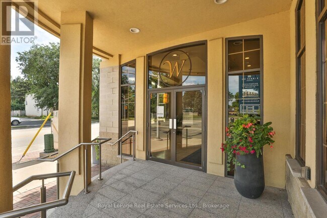 205 Lakeshore Rd W in Oakville, ON - Building Photo - Building Photo