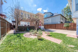 1558 1/2 Castle Court Unit in Houston, TX - Building Photo - Building Photo