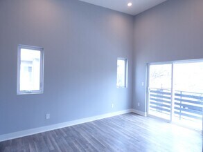 1923 Holly Dr in Los Angeles, CA - Building Photo - Building Photo