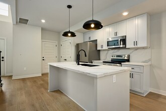 252 Persimmon Rd in Raymore, MO - Building Photo - Building Photo