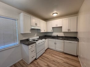 12000 Moorpark St in Los Angeles, CA - Foto de edificio - Building Photo