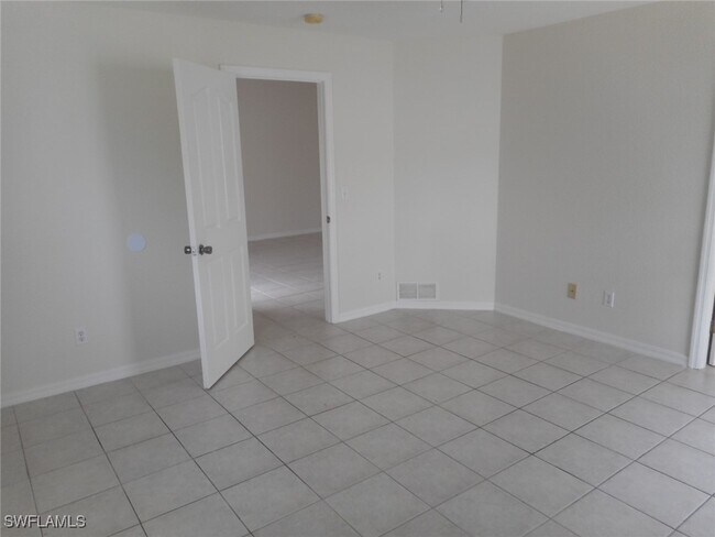 809 SE 5th Ave in Cape Coral, FL - Foto de edificio - Building Photo