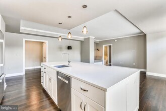 4915 Hampden Ln, Unit 101 in Bethesda, MD - Foto de edificio - Building Photo