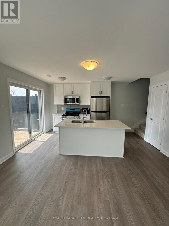 1421 CREEKWAY Pvt in Ottawa, ON - Building Photo