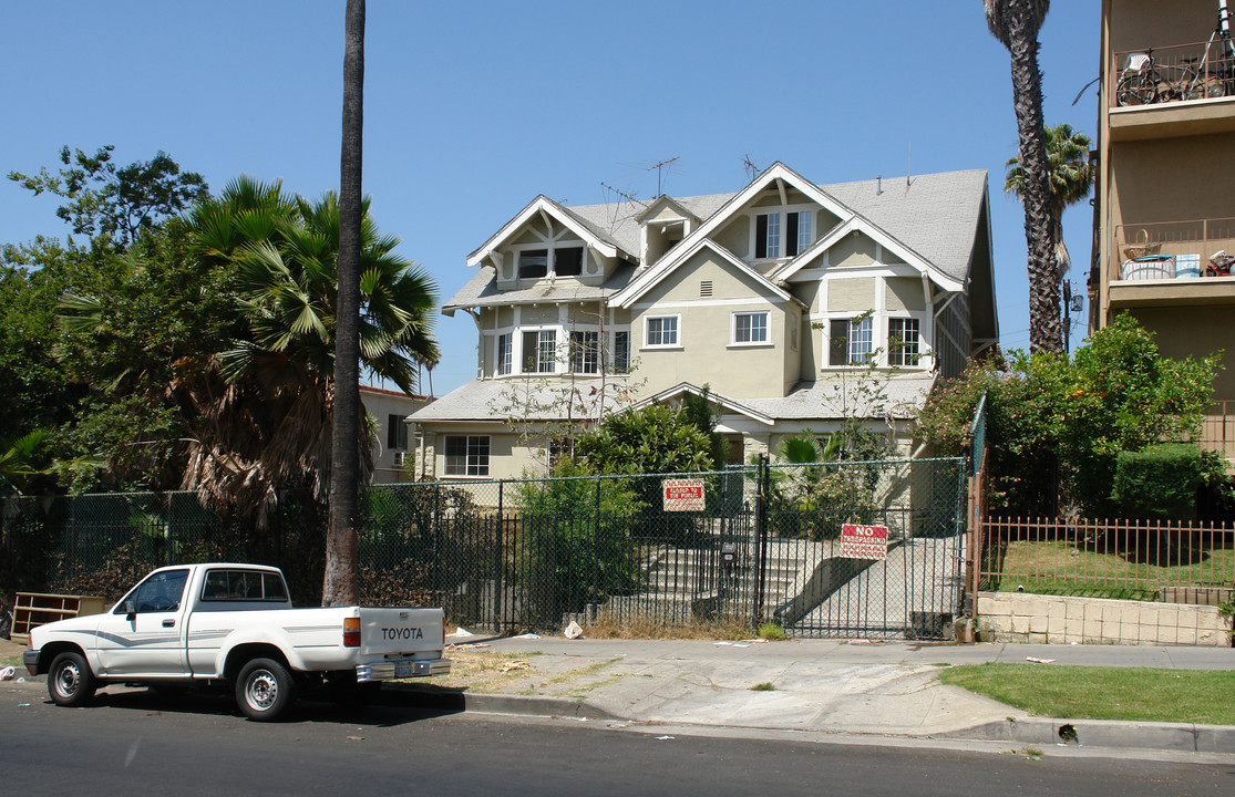 933 S Westmoreland Ave in Los Angeles, CA - Building Photo