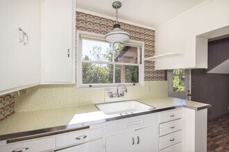 1451 Edgewood Dr in Palo Alto, CA - Foto de edificio - Building Photo