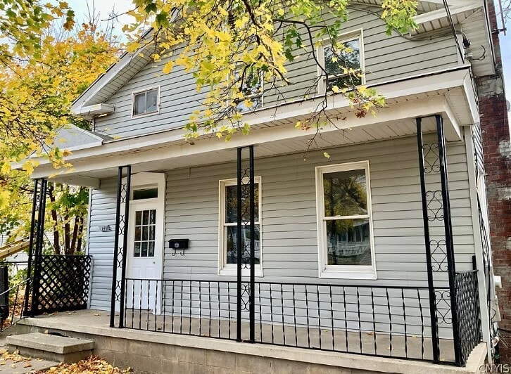 146 W Cayuga St, Unit 1 in Oswego, NY - Foto de edificio