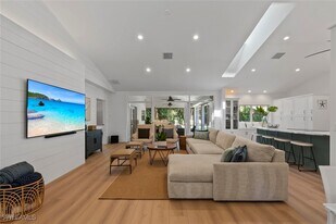 339 4th Ave N in Naples, FL - Building Photo