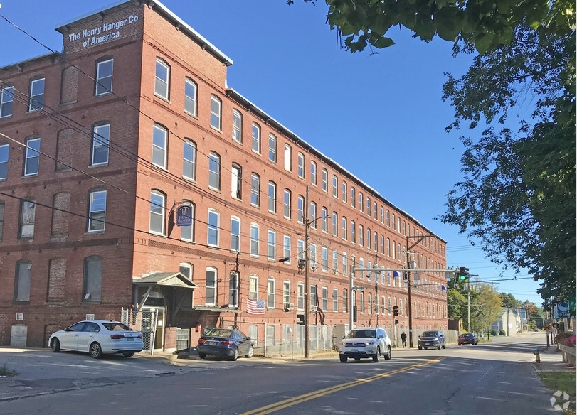 110 E Hollis St in Nashua, NH - Building Photo