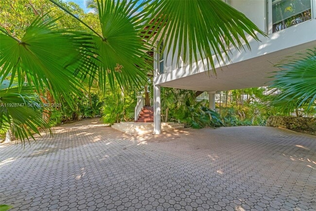655 N Mashta Dr in Key Biscayne, FL - Building Photo - Building Photo