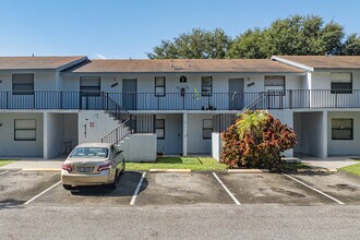 Lake Arjaro Apartments in West Palm Beach, FL - Building Photo - Building Photo