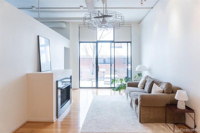 100 N Center St in Royal Oak, MI - Foto de edificio - Building Photo