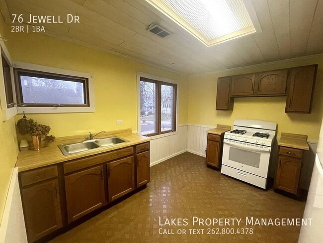 76 Jewell Dr in Williams Bay, WI - Foto de edificio - Building Photo