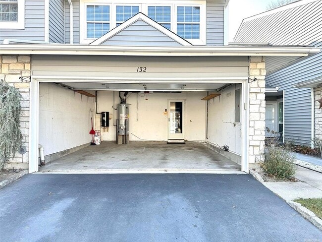 132 Fairfield Dr in Holbrook, NY - Foto de edificio - Building Photo