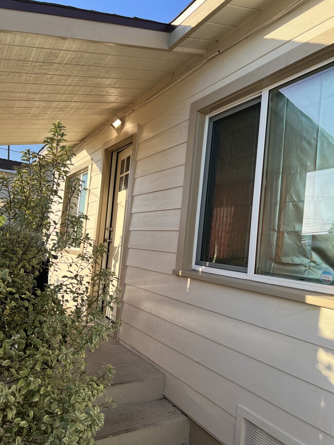 1905 E Thompson Blvd in Ventura, CA - Foto de edificio - Building Photo