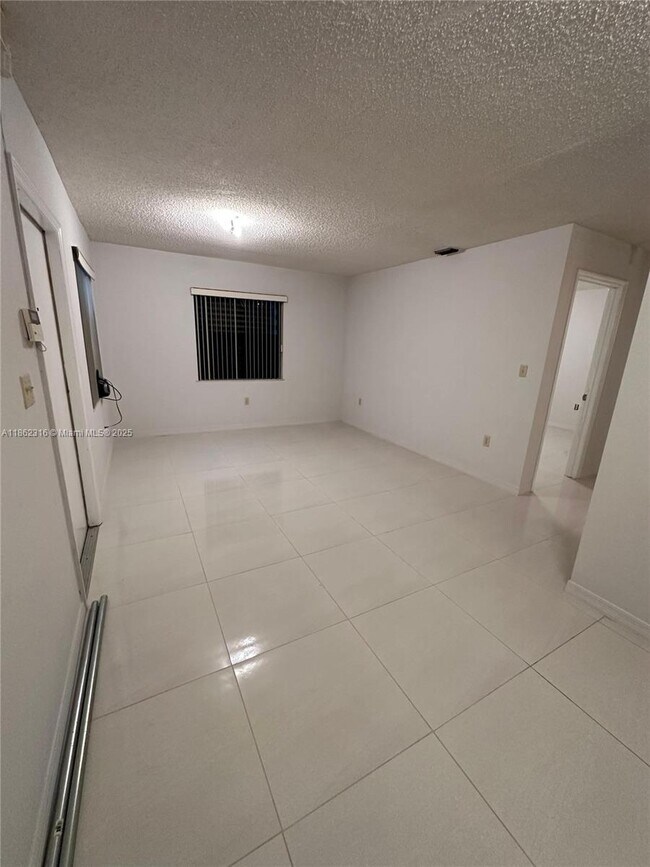 2904 NW 94th St in Miami, FL - Building Photo - Building Photo
