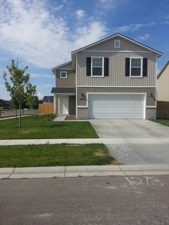 690 W Ramsbrook St in Meridian, ID - Building Photo