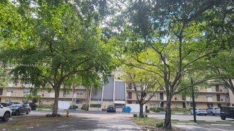 3300 W Rolling Hills Cir in Davie, FL - Building Photo