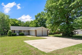 3023 N Old Missouri Rd in Fayetteville, AR - Foto de edificio - Building Photo