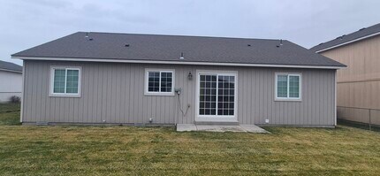 1701 Guernsey St in Sunnyside, WA - Building Photo - Building Photo