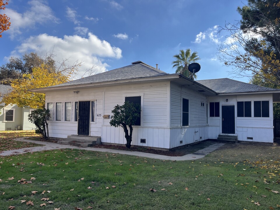 623 W D St in Lemoore, CA - Building Photo